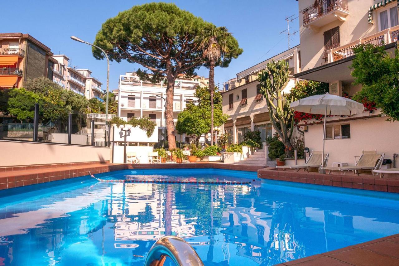 Coccodrillo Hotel & Apartments Варацце Экстерьер фото