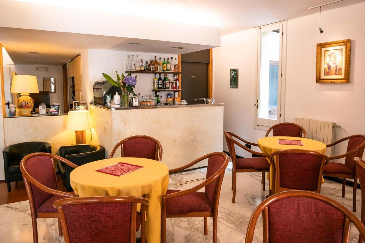 Coccodrillo Hotel & Apartments Варацце Экстерьер фото