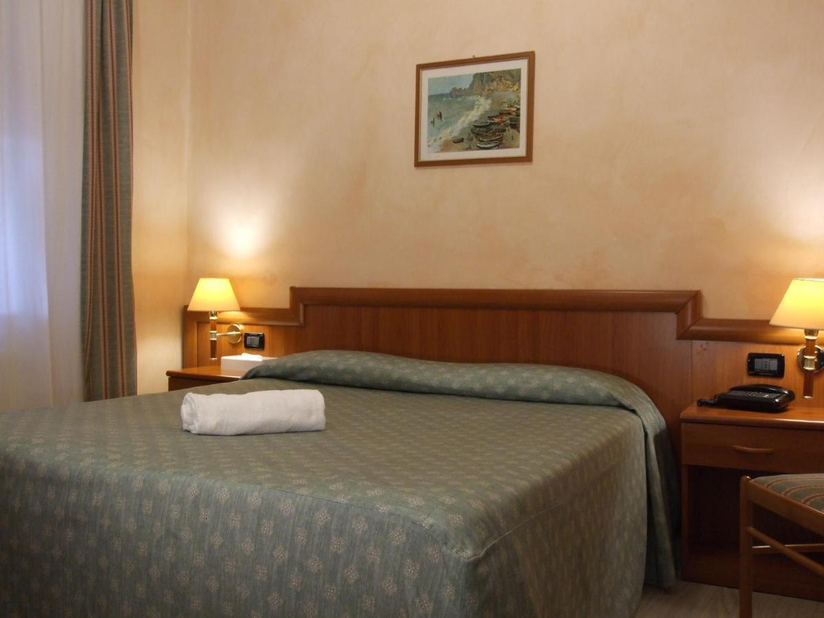 Coccodrillo Hotel & Apartments Варацце Экстерьер фото