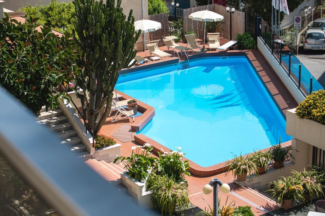 Coccodrillo Hotel & Apartments Варацце Экстерьер фото