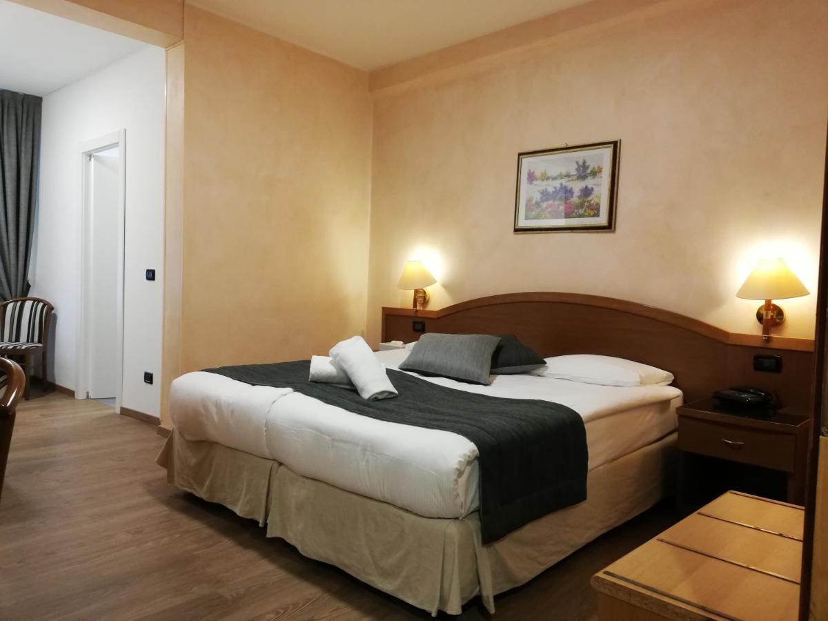 Coccodrillo Hotel & Apartments Варацце Экстерьер фото