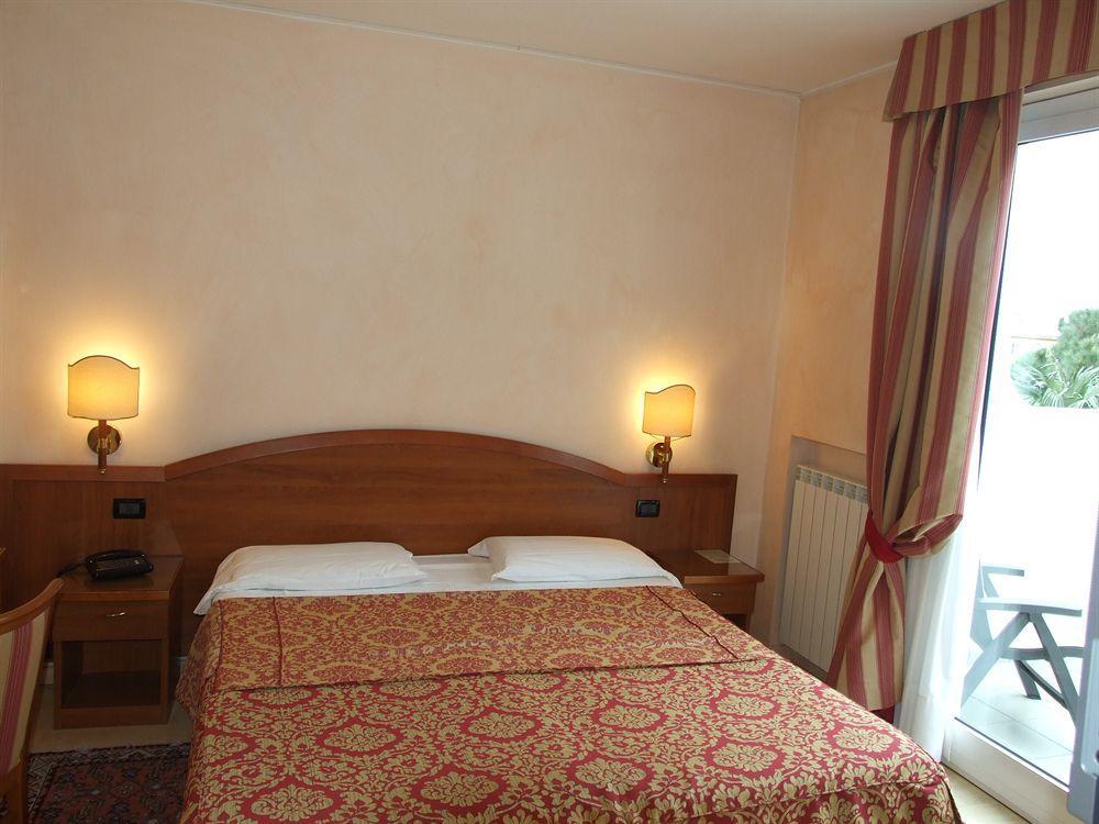 Coccodrillo Hotel & Apartments Варацце Экстерьер фото