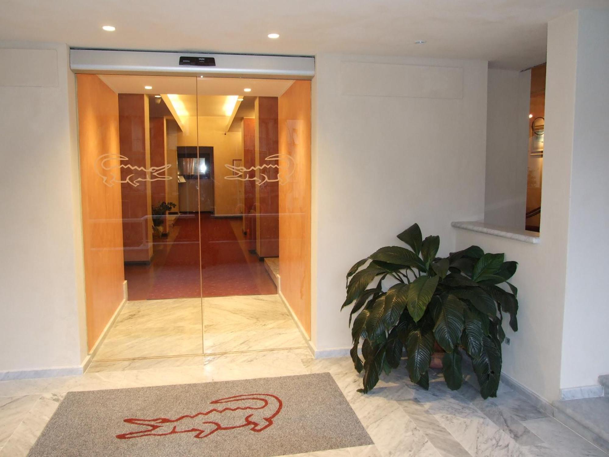 Coccodrillo Hotel & Apartments Варацце Экстерьер фото