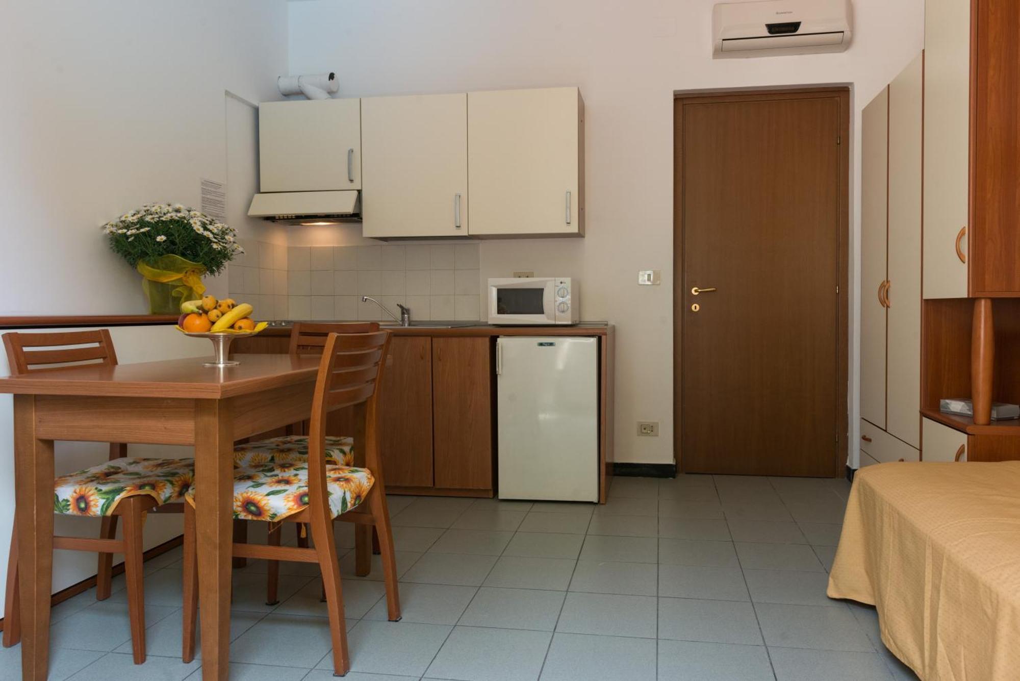 Coccodrillo Hotel & Apartments Варацце Экстерьер фото