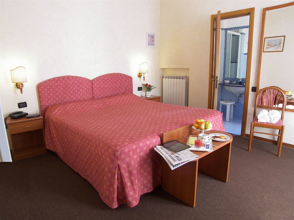 Coccodrillo Hotel & Apartments Варацце Экстерьер фото
