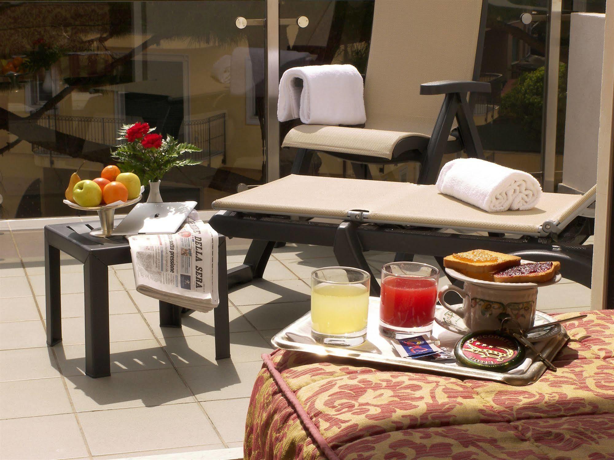 Coccodrillo Hotel & Apartments Варацце Экстерьер фото