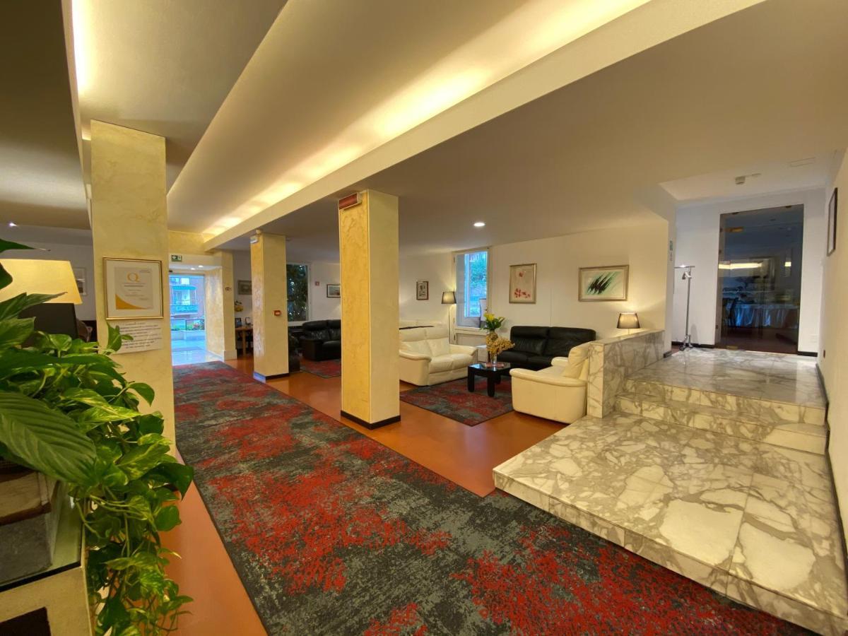 Coccodrillo Hotel & Apartments Варацце Экстерьер фото